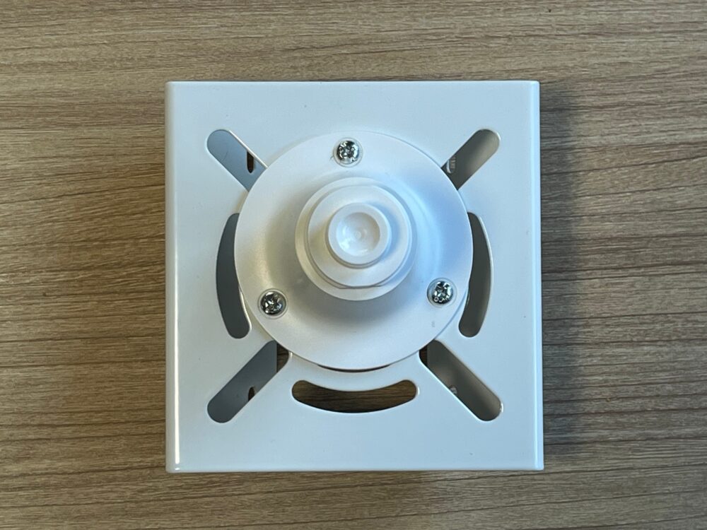 取り付け金具とパネル台座オモテ