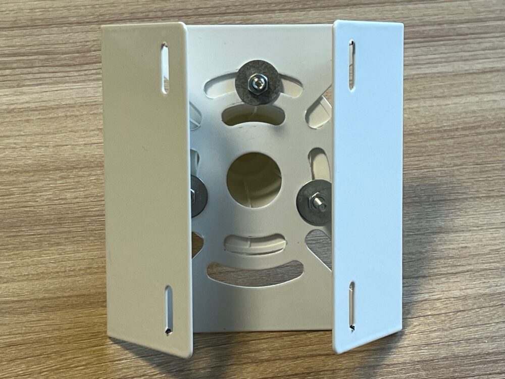 取り付け金具とパネル台座ウラ