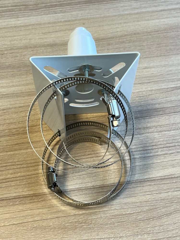 ステンレスバンドを取り付け金具に通す